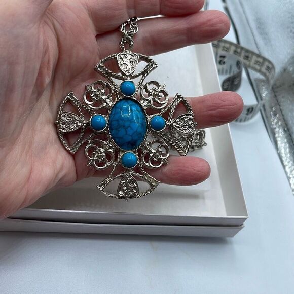 Vintage Maltese cross with faux glass turquoise English lions. - Picture 3 of 9